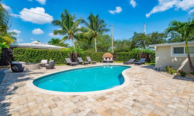 Poinsettia Heights Casa | LUXURY D/T OASIS 4/4 SLEEPS 12 BEACHES & NIGHTLIFE