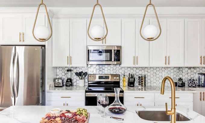 Park View Apartamento | Luxury DC-Themed 6BR + Parking | 2 Blocks to Metro