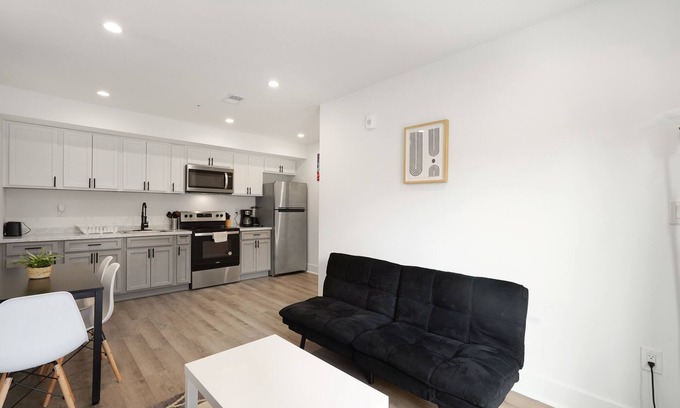 Petworth Cama Y Desayuno | Luxury DC Unit with Courtyard View & Close to All