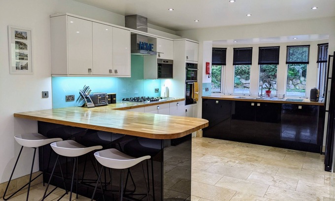 Stainland Casa | Luxury Detached 4 Bedroom House Semi-Rural Location
