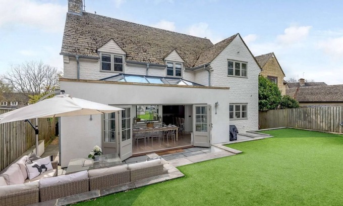 Ewen Casa | Luxury Detached Cotswold Holiday Home - Honeysuckle House