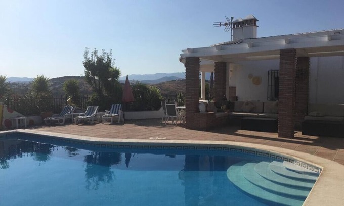 Viñuela Villa | Villa española de lujo separada, espaciosa con piscina privada, en el valle del lago Vinuela