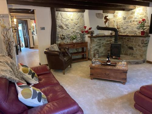 Lanhydrock Casa | Luxury Dog-Friendly 5 Star Cottage with Hot Tub