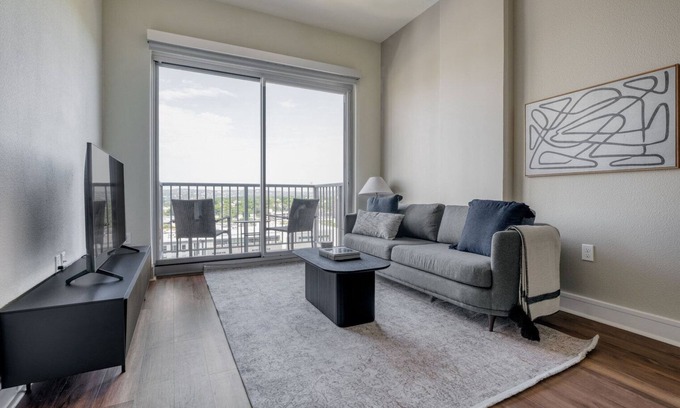 West End Apartamento | Luxury Downtown 1BR w/ Gym, W/D, Pool, walk to 6th St bars, by Blueground