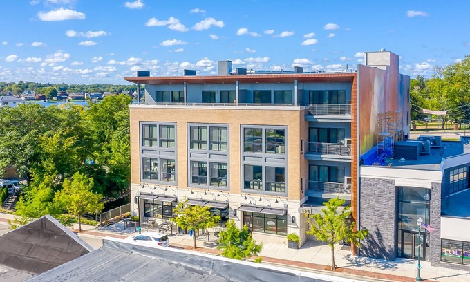 Lake Orion Apartamento | Luxury Downtown Apartment, 2-Bed 2-Bath with Balcony Overlooking the River!