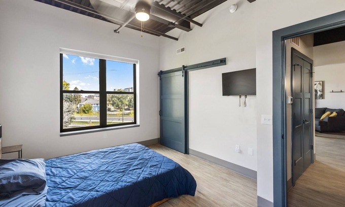 Stuart Apartamento | Luxury Downtown Condo with Fire Place