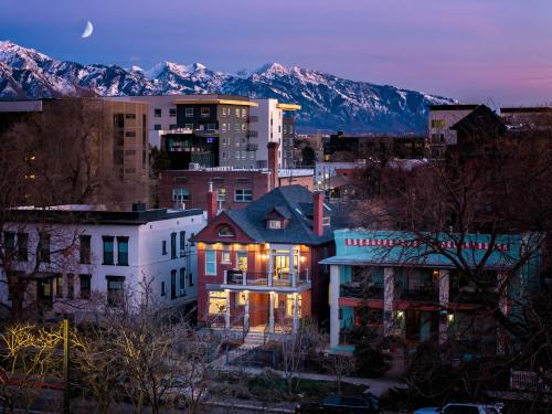 Downtown Salt Lake City Casa | Luxury Downtown Retreat 4br W Hot Tub & Views