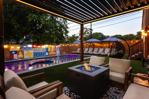 East Cesar Chavez Casa | Luxury Downtown Retreat with Pool and Hot Tub, 6Bdr