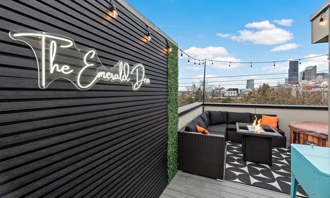 Squire Park Casa | Luxury Downtown Seattle Retreat~Rooftop Deck~Hottub