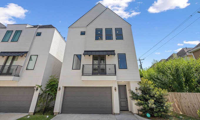 Greater Heights Casa | Luxury Downtown Stay With 3BR+4BTHR & Free Parking