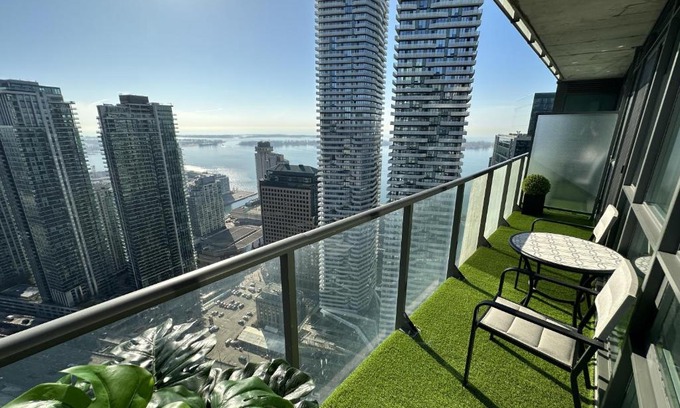 Downtown Toronto Apartamento | Luxury Downtown Toronto 2 Bedroom Suite with City and Lake Views and Free Parking