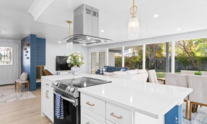West Valley City Casa | Luxury Dream Home with HOT TUB