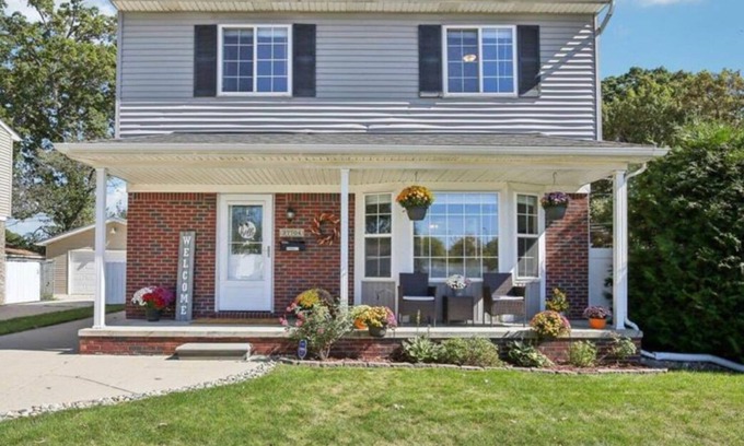 Madison Heights Casa | Luxury Dream Home With 65''TV, Gym,Massage Chair,BBQ Grill,Deck,Fenced Backyard