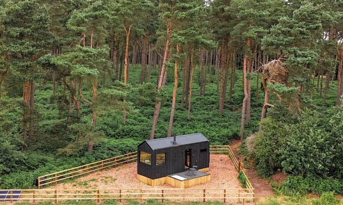 Newcastle-Under-Lyme Cabaña | Luxury Eco-Friendly Off-Grid Forest Cabin With Outdoor Bath