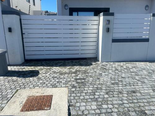 Bloubergstrand Apartamento | Luxury Ensuite Bachelor Pad with Separate Entrance & Gate - Maximum Privacy Guaranteed!