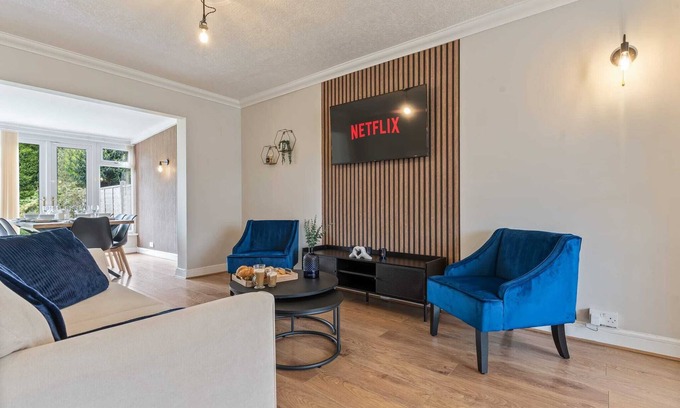 Seisdon Casa | Luxury Equipped 3 Bedroom Home - Free Parking - Near City Centre