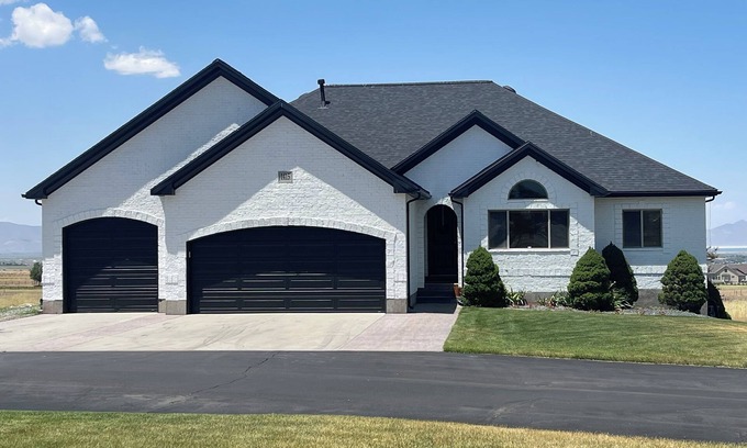 Erda Casa | Luxury Erda Home w/Private Pool, Hot Tub, Beautiful Lake & Mountain Views