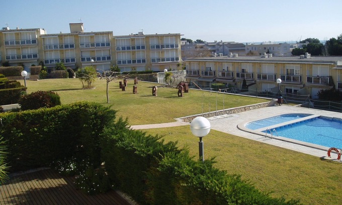Sant Carles de la Rapita Apartamento | Urbanización lujo frente al mar, piscina y garaje