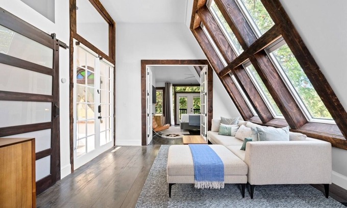 Brookland Apartamento | Luxury Escape in DC, with a private deck!