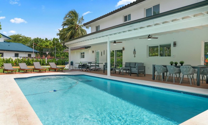Country Club Casa | Luxury Escape: Pool, Games, BBQ & More!