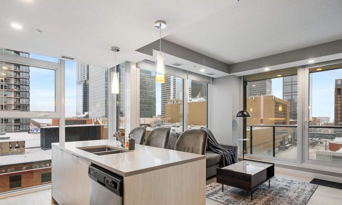 Downtown Edmonton Apartamento | Luxury Escape » Sleeps 6 » Ice District » Parking