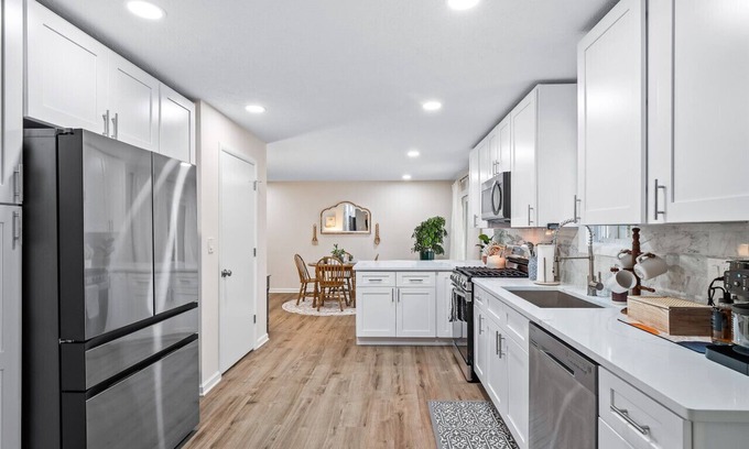 Richmond Heights Casa | Luxury Escape|Sleeps 8|Game Room|Highland Heights