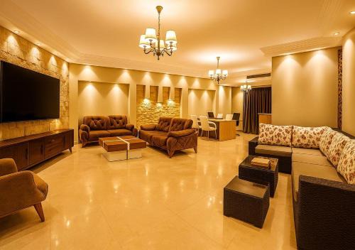Maadi Apartamento | Luxury Escape with Pool Access