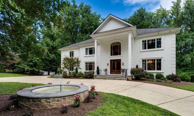 Bethesda Casa | Luxury Estate House with all the comforts . Close to metro