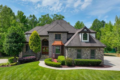 Wake Forest Casa | Luxury Estate Private Hot Tub and Pickleball Court