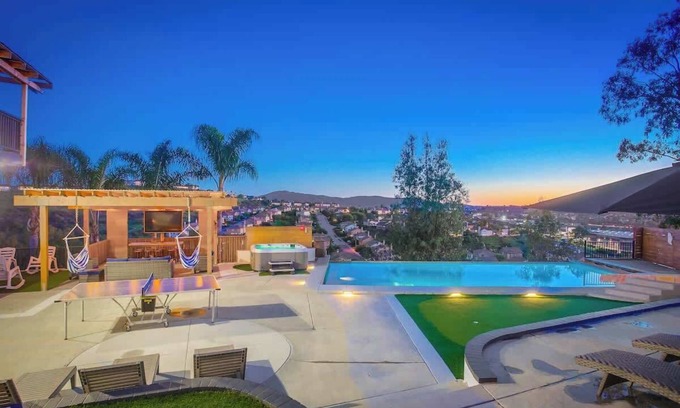 Vista Casa | Amazing Pool Home Sleeps 24 con 2 unidades
