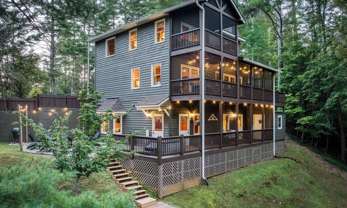 Ellijay Cabina | Luxury Fall Cabin Creekside + Game Room