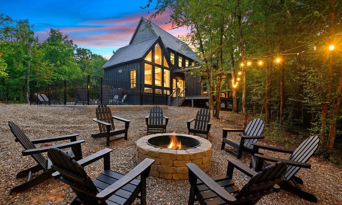 Broken Bow Cabina | Soak in Summer | Luxe Pool, Creekside Bliss