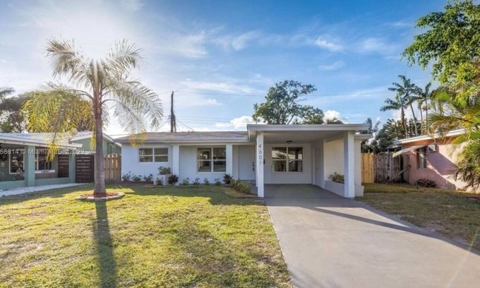 North Andrews Gardens Casa | Luxury Family and Business Travel Home with Yard!