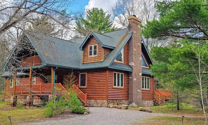 Necedah Casa | Luxury Family Cabin in a forest with a private pond