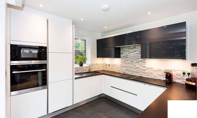 Loughton Casa | Luxury, Family-friendly Living-close to Tube Station & Shops. Longer Term Lets