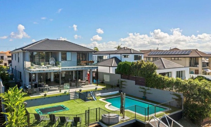 Surfers Paradise Casa | Luxury Family Friendly Home in Surfers Paradise