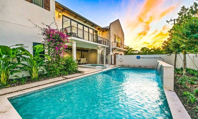 Saint Armands Key Casa | Caminar a St. Armand's Circle y la playa! Sleeps 16 - ¡Piscina privada y área de juego!