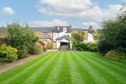 Windsor City Centre Casa | Luxury Family Home in Central Windsor with Large Garden, Games Room, Office, Parking & Pet-Friendly