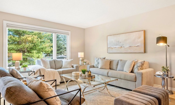 Northwest Calgary Casa | Luxury Family Home on the Bow - 5BR, Yard, more!