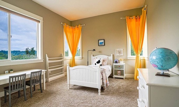 Education Hill Casa | Luxury family home w/ great Sammamish Valley View