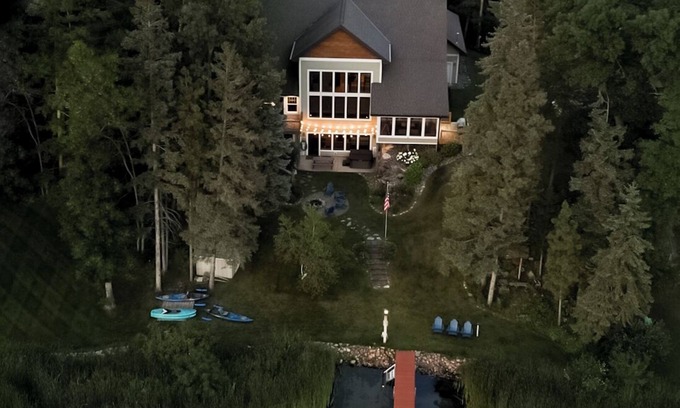 Nisswa Cabina | Luxury Family Lake Home-Hot tub, Sauna, Peloton, Game Tables, Mini Sport Court!