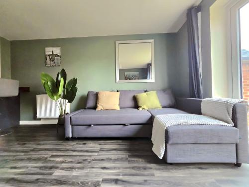 Forsbrook Casa | Luxury Family Retreat Near Alton Towers - Free Parking & Garden