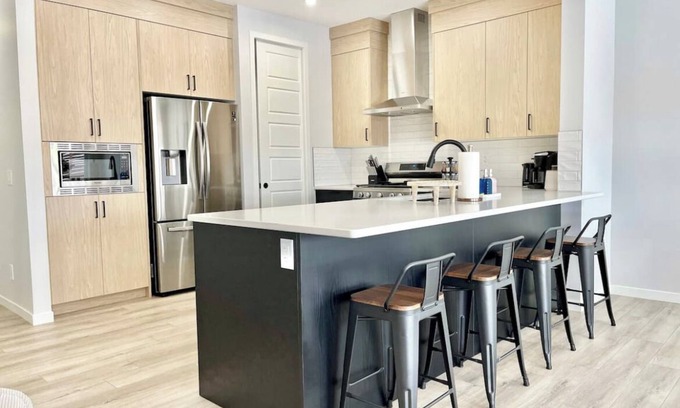 Calgary Casa | Luxury Family Retreat: 6 Bedroom & Double Garage