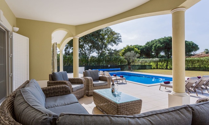 Quarteira Villa | Villa familiar de lujo con vistas al primer green del campo de golf de VilaSol, gran piscina y bar.