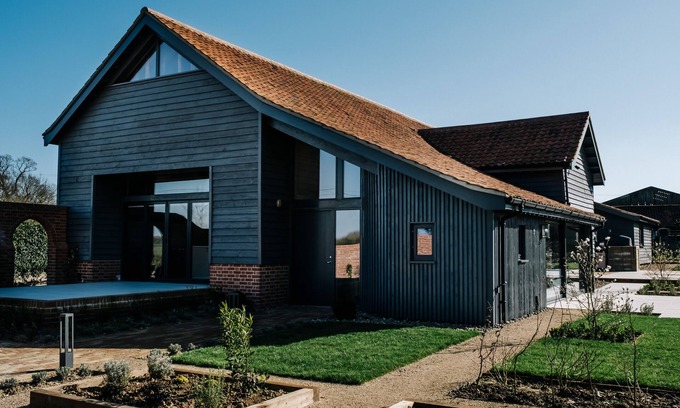 Eye Casa | Luxury Farm Barn with Copper Top Bar and Hot Tub - Located in Rural Suffolk