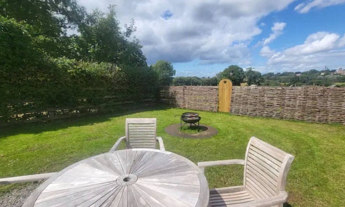 Northallerton Cabaña | Luxury Farm Cottage with Hot Tub.