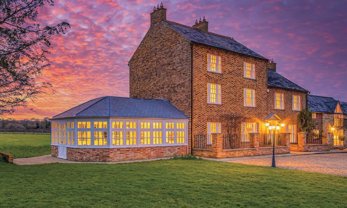 Wellingborough Cabina | Luxury farmhouse/lodge on scenic meadow and orchard. Pet-Friendly! w/Office