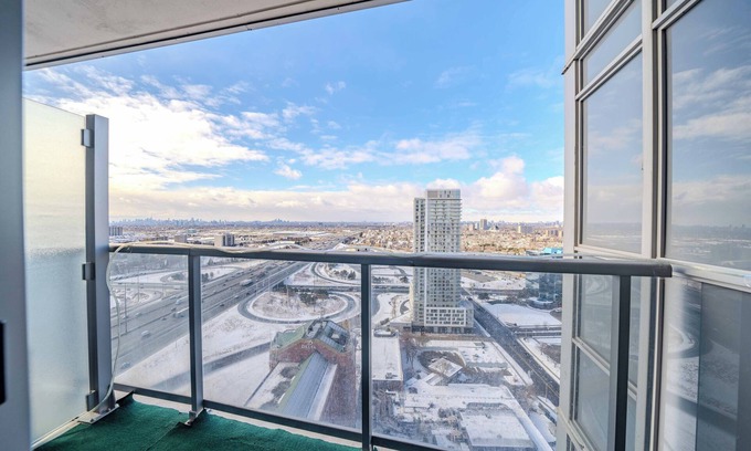 Agincourt Condominio | Luxury Farmhouse High-Rise Condo With CN Tower City View, Pool, Hot Tub