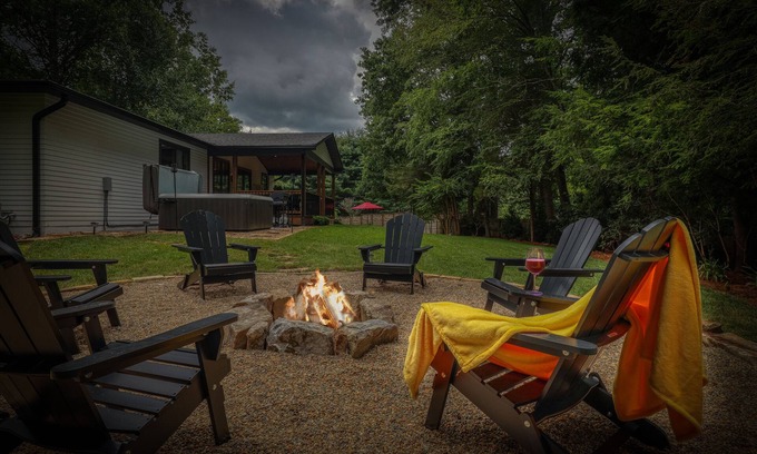 Hendersonville Casa | LUXURY FARMHOUSE, 2 Living spaces, Sleeps 12, PRIVATE in the mtns, 10min to town