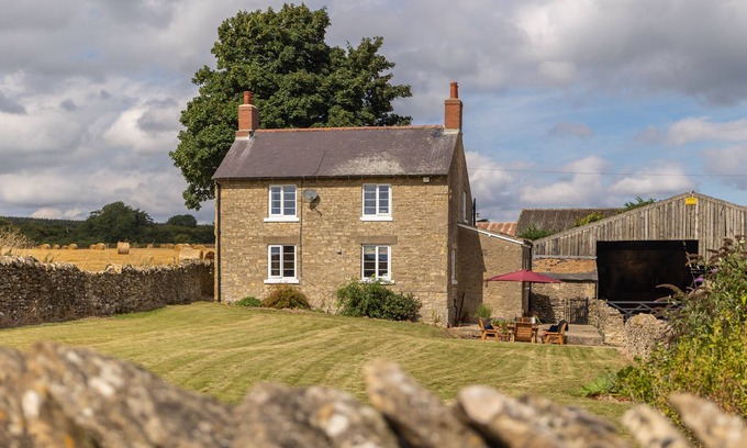 West Heslerton Otro | Luxury Farmhouse with stunning Views - Pet Friendly with Hot Tub